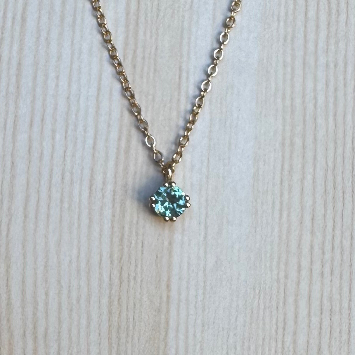 Round Brilliant light green Sapphire Pendant