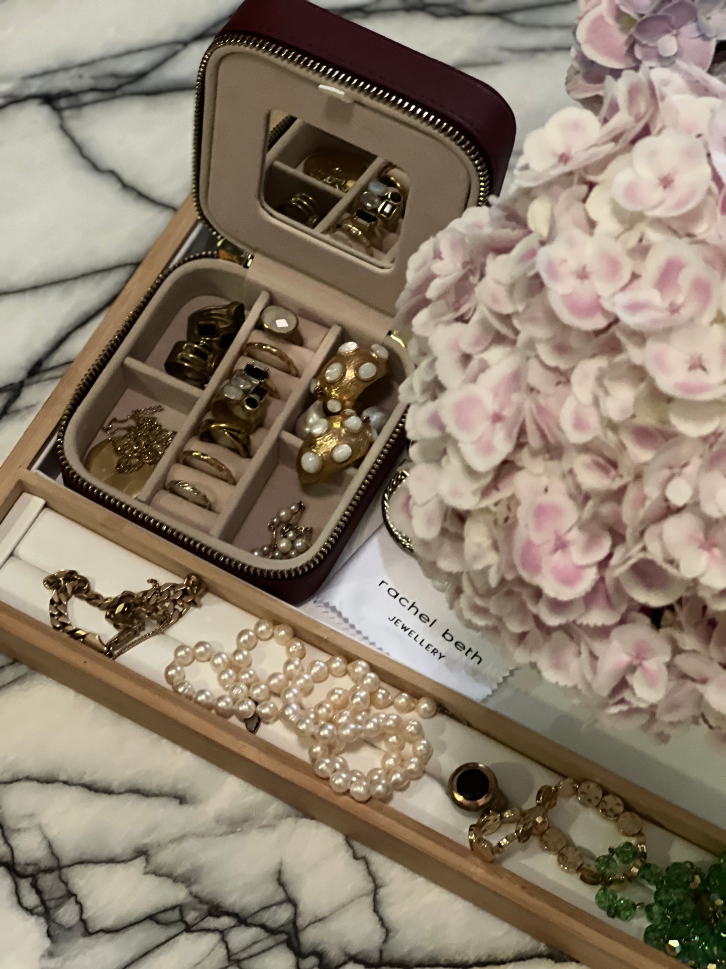 RACHEL BETH JEWELLERY TRAVEL BOXES Ideally sized for traveling, our Saffinao leather jewellery travel boxes have a handy mirror, compartments for your jewellery, and a zipper to keep everything secure. Colours Available: Burgundy, Nude, Brown & Black Approx Dimensions: 11.5cm x 11.5cm x 5.8cm whilst stock lasts *Boxes come empty
