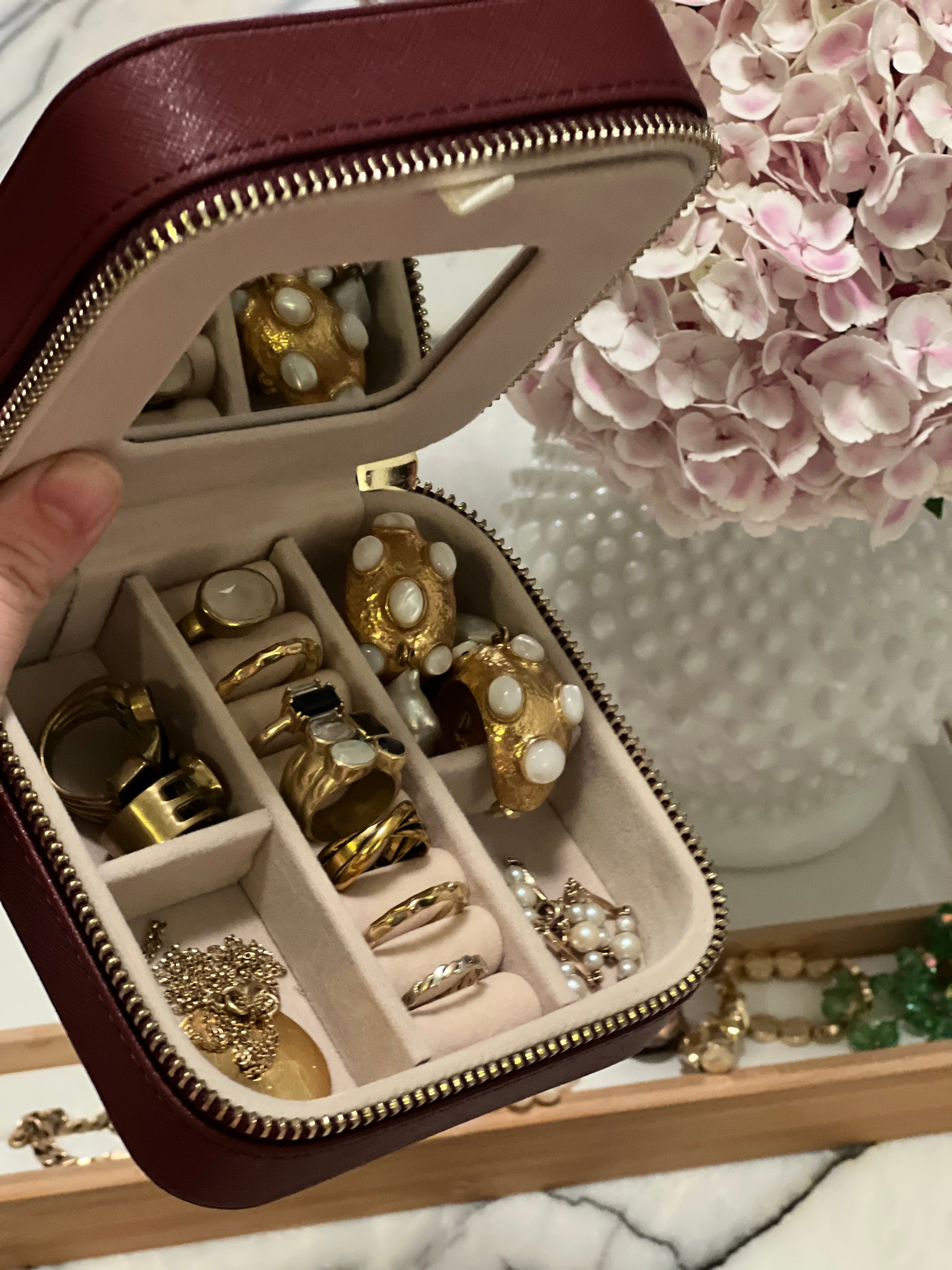 RACHEL BETH JEWELLERY TRAVEL BOXES Ideally sized for traveling, our Saffinao leather jewellery travel boxes have a handy mirror, compartments for your jewellery, and a zipper to keep everything secure.  Colours Available: Burgundy, Nude, Brown & Black  Approx Dimensions: 11.5cm x 11.5cm x 5.8cm  whilst stock lasts  *Boxes come empty