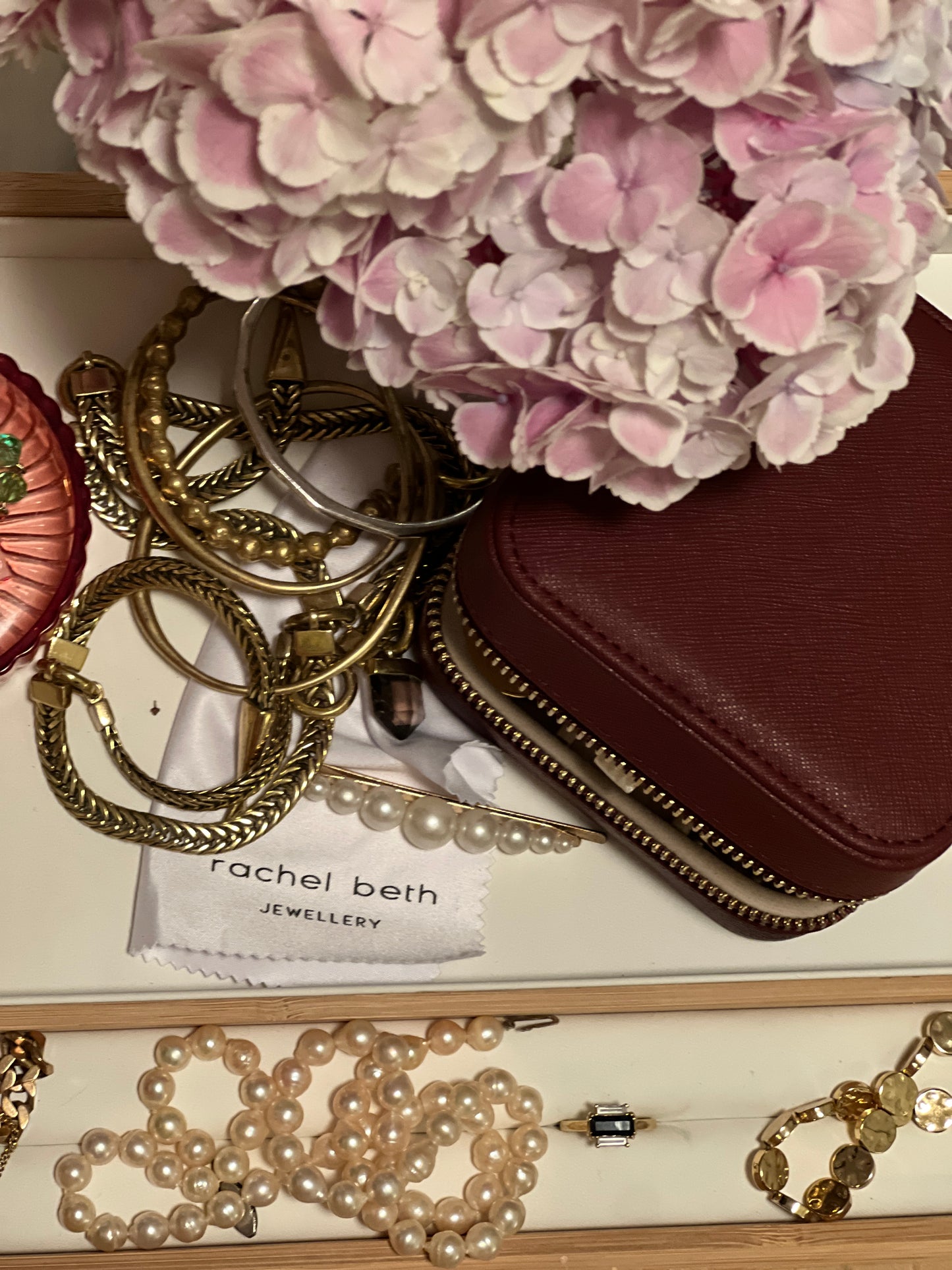 RACHEL BETH JEWELLERY TRAVEL BOXES Ideally sized for traveling, our Saffinao leather jewellery travel boxes have a handy mirror, compartments for your jewellery, and a zipper to keep everything secure. Colours Available: Burgundy, Nude, Brown & Black Approx Dimensions: 11.5cm x 11.5cm x 5.8cm whilst stock lasts *Boxes come empty