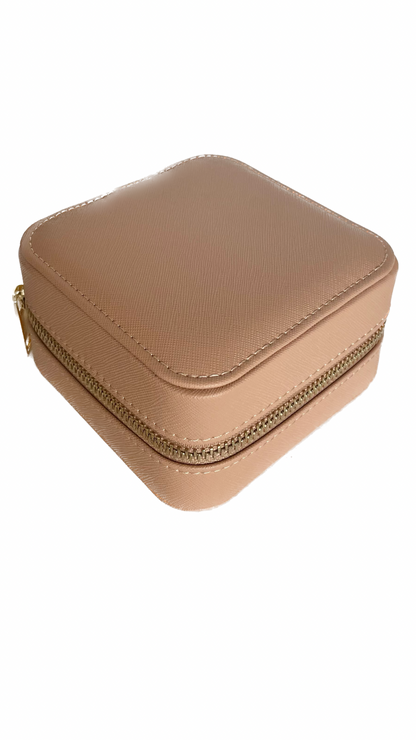  RACHEL BETH JEWELLERY TRAVEL BOXES Ideally sized for traveling, our Saffinao leather jewellery travel boxes have a handy mirror, compartments for your jewellery, and a zipper to keep everything secure.  Colours Available: Burgundy, Nude, Brown & Black  Approx Dimensions: 11.5cm x 11.5cm x 5.8cm  whilst stock lasts  *Boxes come empty 