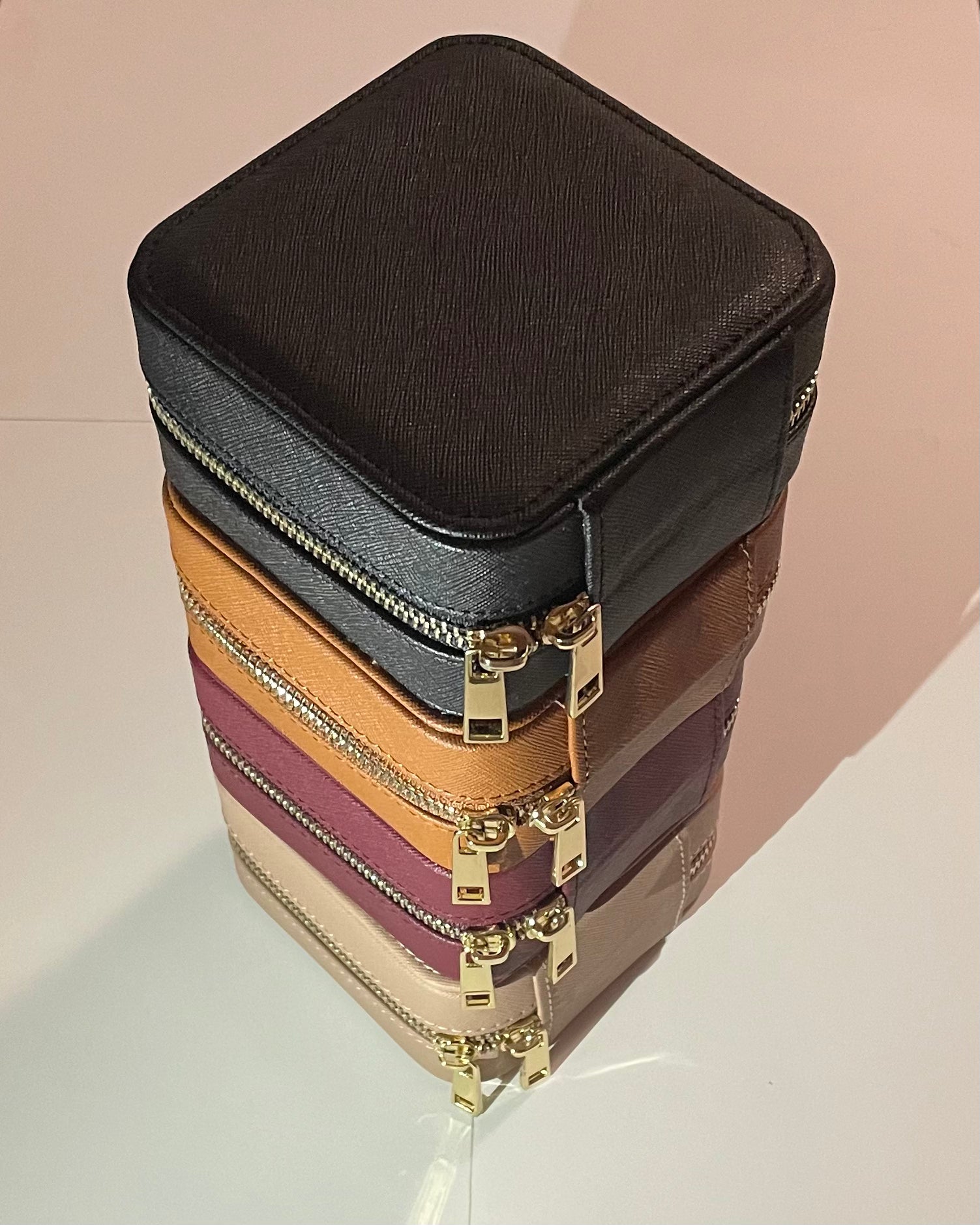  RACHEL BETH JEWELLERY TRAVEL BOXES Ideally sized for traveling, our Saffinao leather jewellery travel boxes have a handy mirror, compartments for your jewellery, and a zipper to keep everything secure.  Colours Available: Burgundy, Nude, Brown & Black  Approx Dimensions: 11.5cm x 11.5cm x 5.8cm  whilst stock lasts  *Boxes come empty 